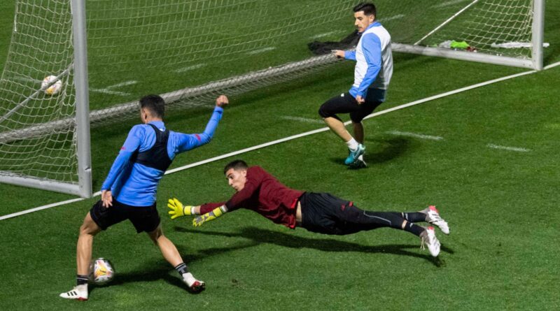 Athletic Club goalkeeper Alex Padilla